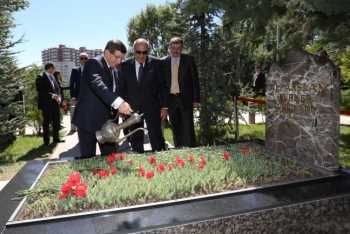 Başbakan ve Tuğrul Türkeş Türkeş'in mezarını ziyaret etti!