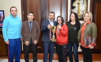 DÜNYA İKİNCİSİ MERVE’Yİ REİS ALTINLA ÖDÜLLENDİRDİ