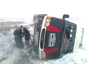 Minibüs Takla Attı