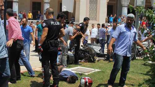 Hoca hutbeyi okurken camide vatandaşın kalkıp üzerimde bomba var diye bağırması korku ve panik yaşattı.Bu duruma çok kızan cami cemaati şaka yapanı linç etti
