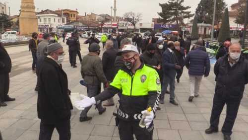 Polisin Sosyal Mesafe İçin Verdiği Mücadele Takdir Topladı