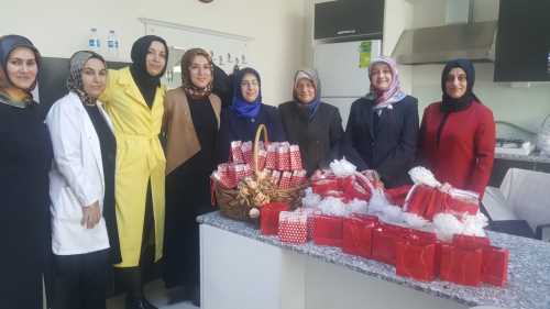 Protokol eşlerinden huzurevi ziyareti