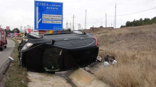 Trafik yön levhasına çarpan otomobil devrildi