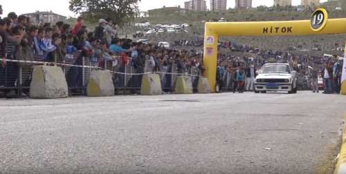 YARIŞ OTOMOBİLİ TARLAYA UÇTU