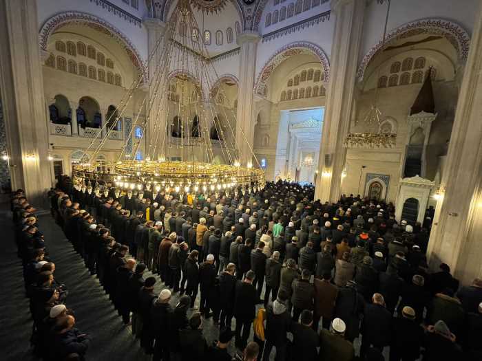 2024 Yılının İlk Sabah Namazında Akşemseddin Cami doldu taştı