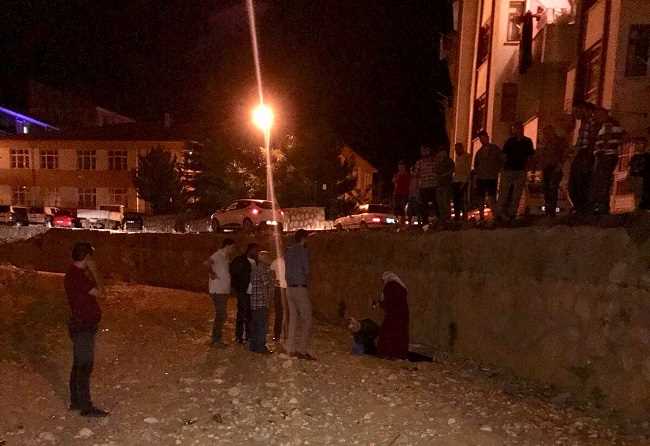 25.Yaşındaki Kadın dengesini kaybederek çaya düştü