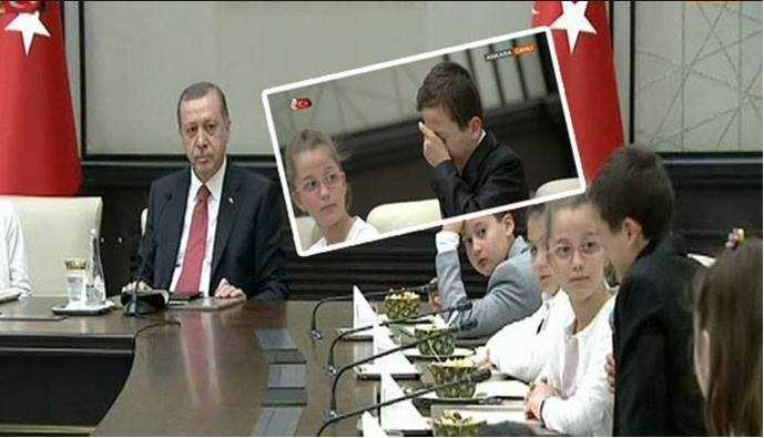 AĞLAYAN ŞEHİT ÇOCUĞUNU  CUMHURBAŞKANI  ERDOĞAN TESELLİ ETTİ