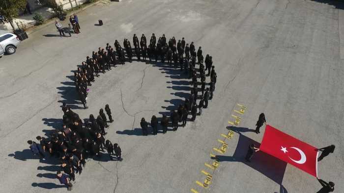 Atatürk Anadolu Lisesinde 12 Mart Ay Yıldız Koreografisi