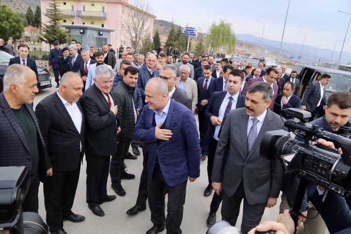 Bakandan karşılayanlara gönül selamı