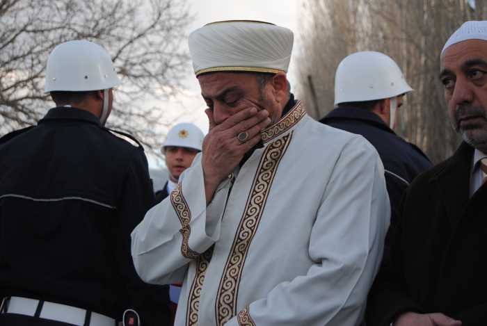 Beker’in cenaze teröründe görev baba Uğur Beker’e düştü. Şehidin babası İmamı Beker, oğlunun cenaze namazını kıldırdı. Cenaze namazında dimdik ayakta  