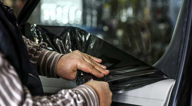 Cam filmleri arabalarından sökülüyor