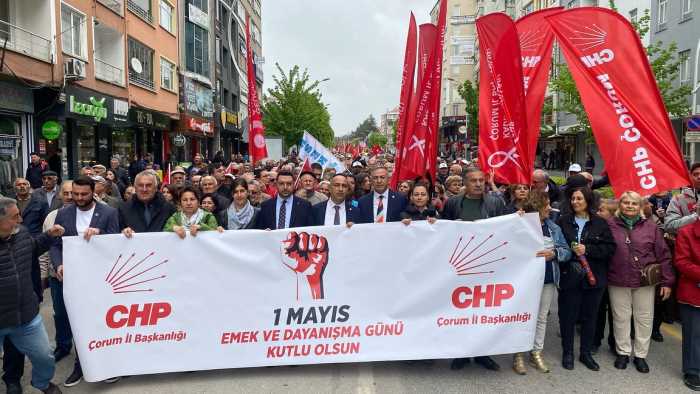 Çorum'da 1 Mayıs kutlamalarında İşciler Davul Zurna Eşliğinde Yürüdü