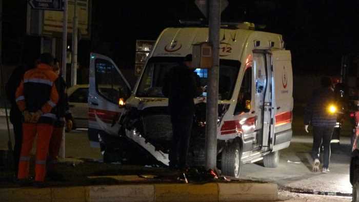 Çorum'da Ambulansla Otomobil Çarpıştı 5 Kişi Yaralandı