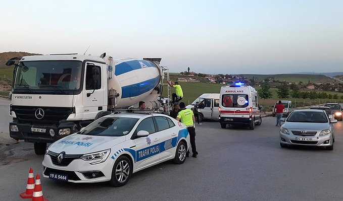 Çorum’da beton mikseri ile otomobil çarpıştı