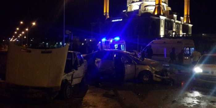 Çorum'da İki otomobil kafa kafaya çarpıştı 3 yaralı  