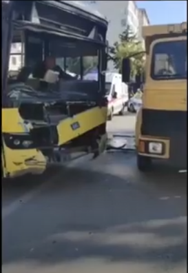 Çorum'da öğrencileri taşıyan otobüs kamyona çarptı