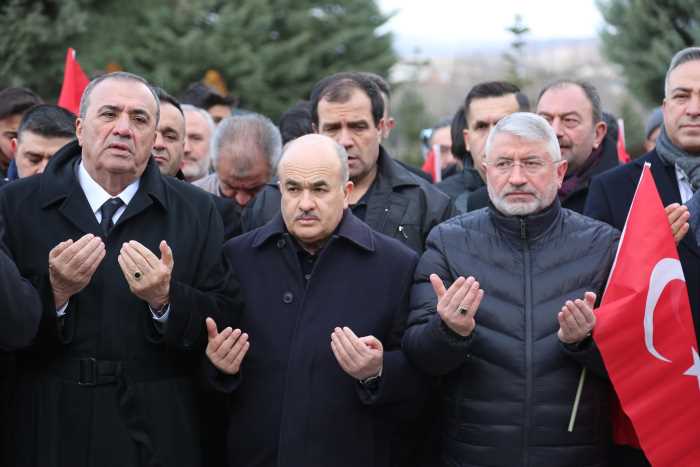 Çorum'lular Türk Bayrağını Alarak Şehitliğe Koştu