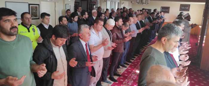 Cuma namazı sonrası eller yağmur duası için açıldı!