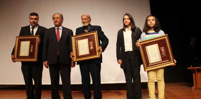 Devlet Övünç Madalya dağıtım töreni Çorum Valisi  Ahmet KARA´nın katılımıyla Devlet Tiyatro salonunda yapıldı
