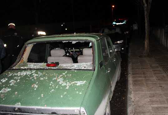 Fırtına Çorum'da bir ağacı otomobilin üstüne devirdi