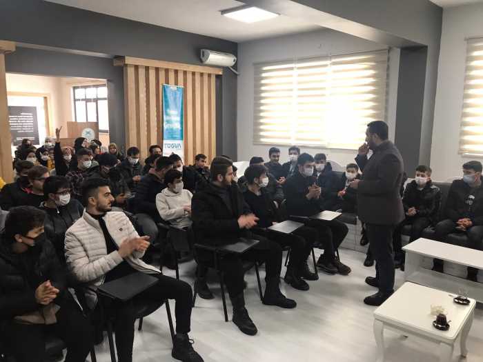 Gençler Milli ve Manevi Değerlerine Sahip Çıkmalıdır