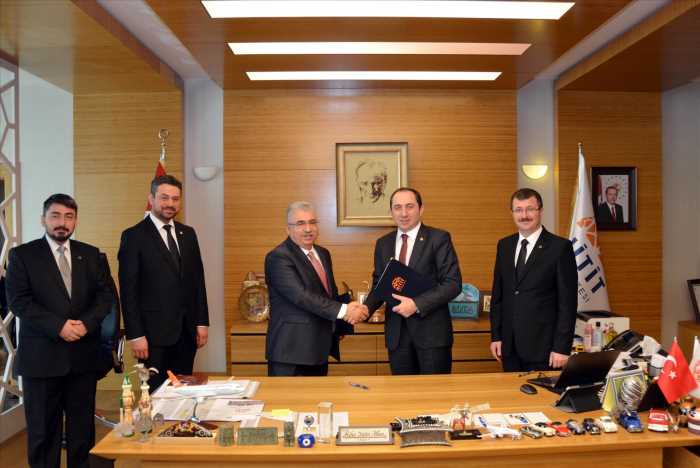 Hitit Üniversitesi  İskilip Meslek Yüksekokulu Kuyumculuk ve Takı Tasarımı Bölümü öğrencilerinin Ahlatcı Altın AŞ  İşbirliği anlaşması yaptı.