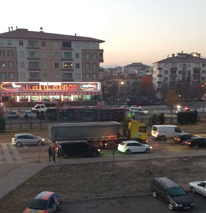 İlim Yayma Cemiyeti kavşağında trafik kazası'