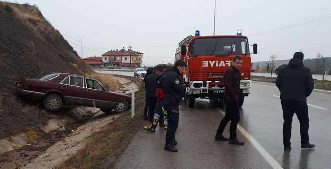 İskilip'te Otomobil Şarampole Uçtu 4 Yaralı