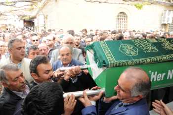 MURAT DEMİREZEN'İN CENAZESİNDE SEVGİ SELİ VARDI