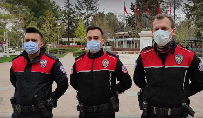 Polis İftar Yemeğini Kağıt Toplayan Kadın ve Çocuğuyla Paylaştı