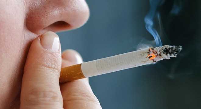 Sokakta sigara içen kadına müdahale etti cadde karıştı