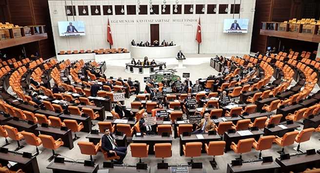 TBMM'de  Sosyal Medya Gerilimi! 