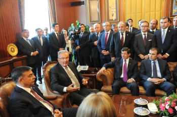TBMM'DE İSMET YILMAZI İLK TEBRİK EDEN  USLU OLDU