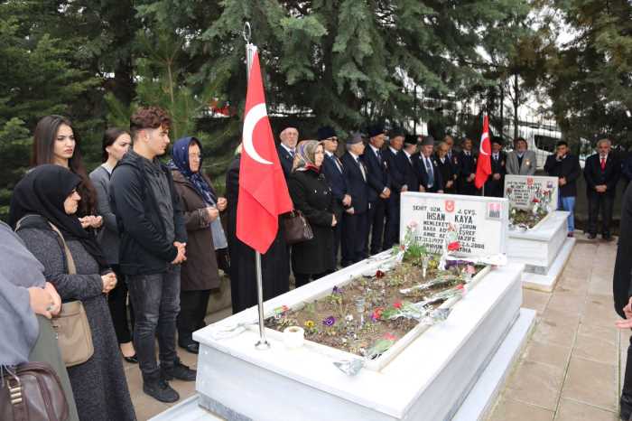 Toprakla Su karışırsa ÇAMUR Toprakla Kan karışırsa VATAN olur