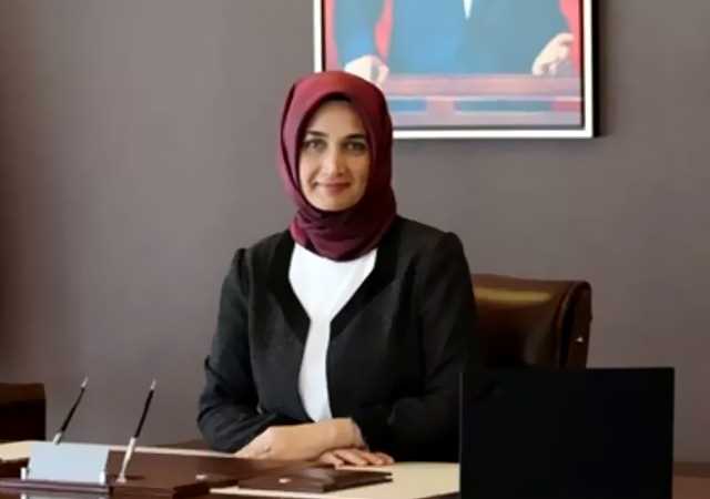Türkiye’nin ilk başörtülü valisi oldu