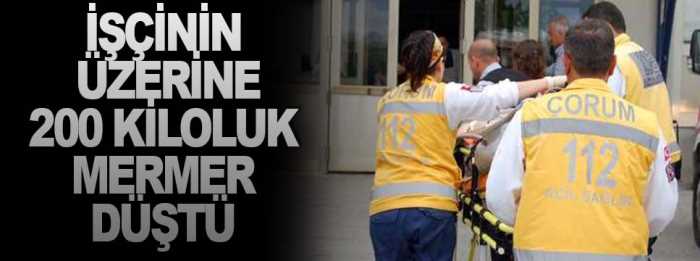 Üzerine mermer tabakası düşen işçi ağır yaralandı