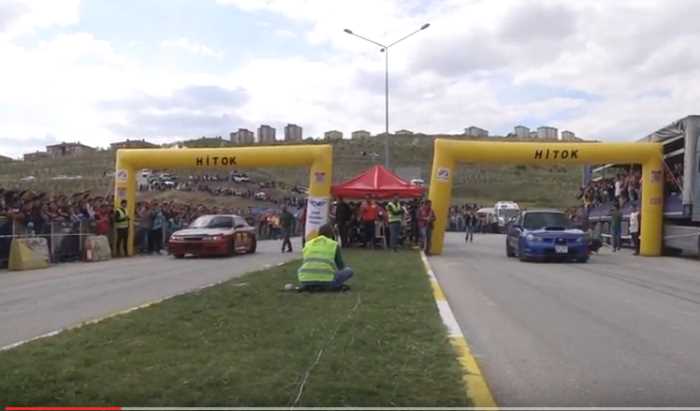 YARIŞ OTOMOBİLİ TARLAYA UÇTU