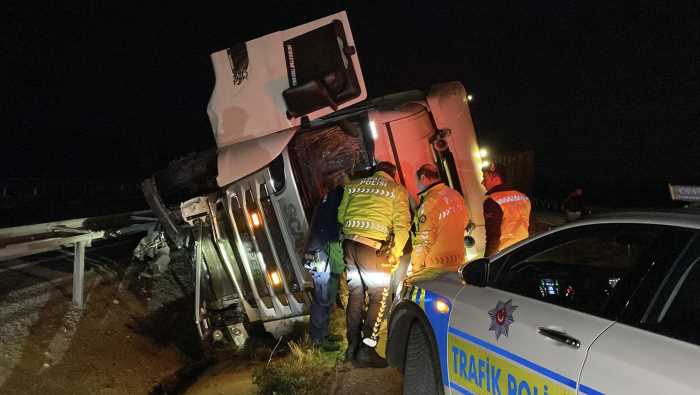 Yem Yüklü TIR Devrildi, Trafik Aksadı!