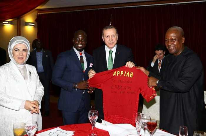 Yemekte, Türkiye'de daha önce futbol oynayan Ganalı Stephen Appiah, daha sonra Erdoğan'a milli takım formasını hediye etti.