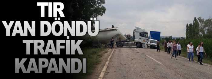Yüklü TIR’ın yan döndü  yol trafiğe kapandı