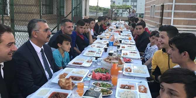 Yusuf Ahlatcı, Sevgi Evlerinde İftar Yaptı