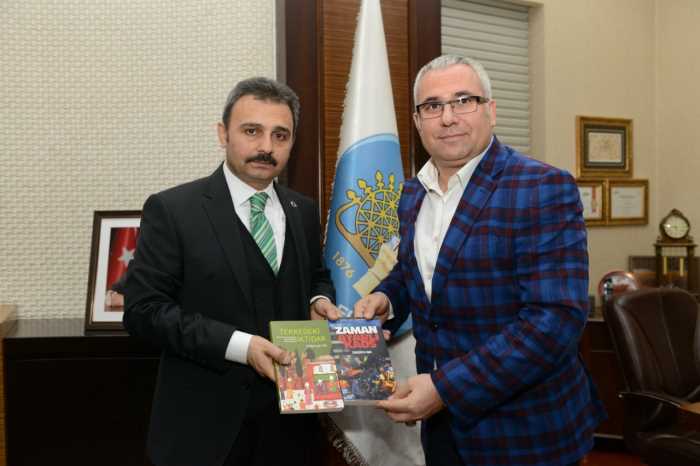 Zekeriya Hoca yeni kitaplarını Külcü'ye hediye etti